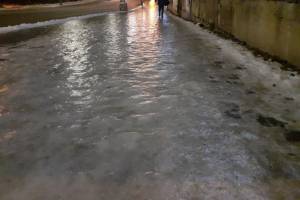 В Брянске после мощного ливня скользкие дороги ушли под воду