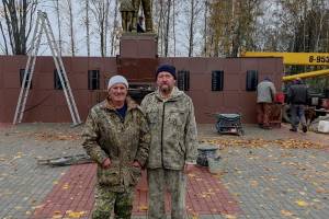 В Новых Бобовичах открыли памятник воину с ребёнком