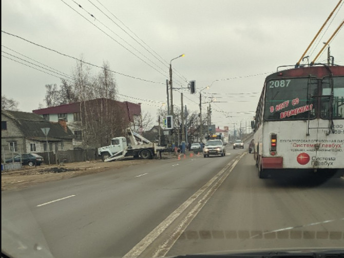 В Брянске возле троллейбусного депо устанавливают светофор