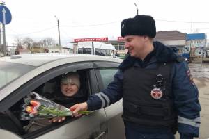 Брянские полицейские поздравили автоледи с 8 марта
