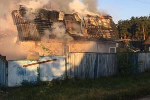 В Жуковке горящий частный дом тушили пять автоцистерн