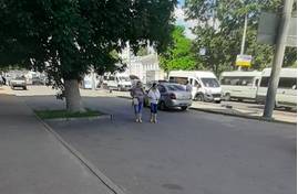В Брянске у автовокзала столкнулись две маршрутки и легковушка