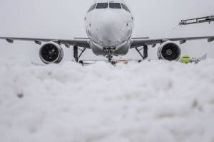 В Брянске из-за сильного снегопада закрыли аэропорт