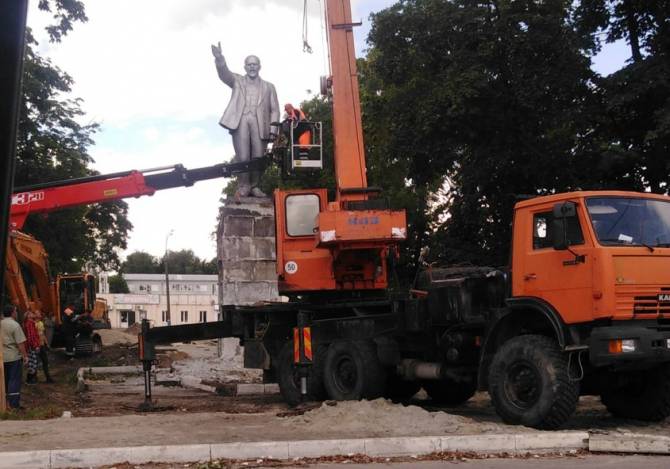 В Брянске возле вокзала убрали памятник Ленину