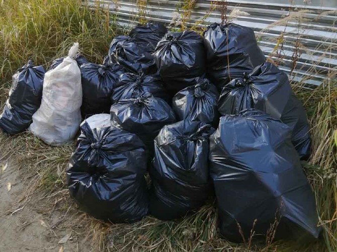 Брянские активисты собрали 15 мешков мусора в Володарском районе