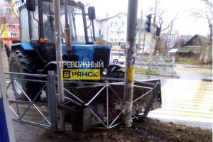 В Брянске на 22-го Съезда трактор протаранил остановку