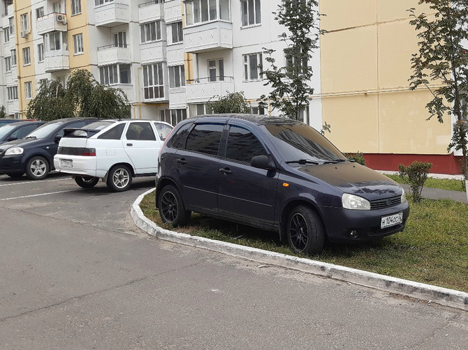 Парковка на газонах и тротуарах стала нормой на улице Романа Брянского