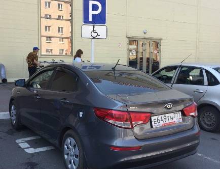 В Клинцах автохамы заняли место на парковке для инвалидов