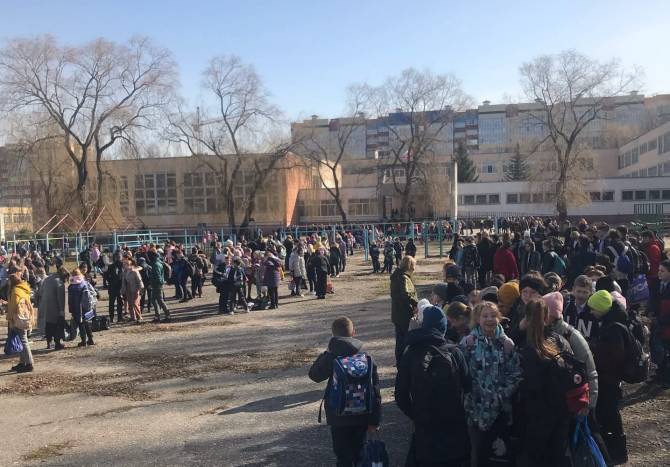 В Брянске массово эвакуируют школы