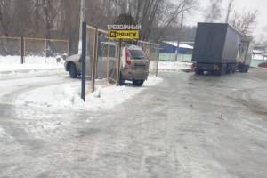 В Брянске на выезде с заправки «Роснефть» иномарка протаранила забор