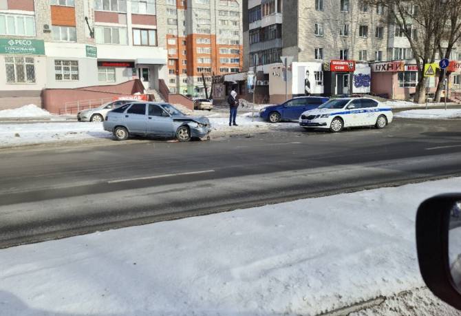 В Брянске легковушка попала в ДТП возле школы №51
