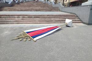 В Брянске на лестнице к набережной рухнул флаг России