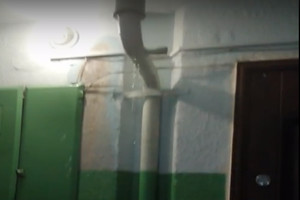 В Новозыбкове сняли на видео дождь с потолка после капремонта