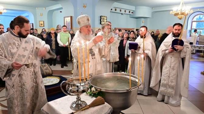 Брянский митрополит Александр освятил воду в Кафедральном Соборе