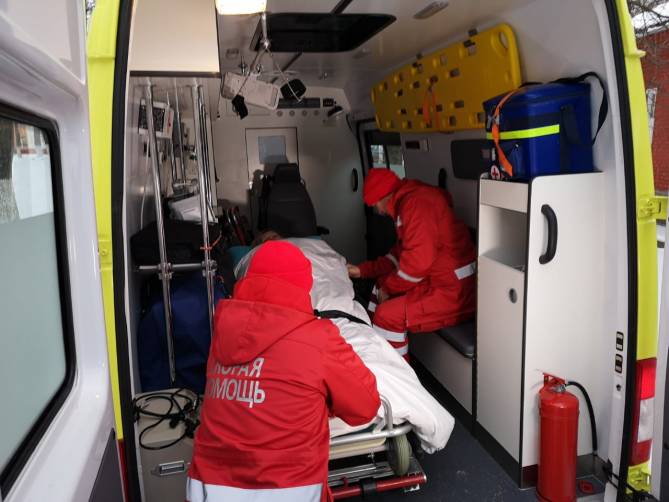 В Брянске в заторе на подъезде к облбольнице едва не умер пациент скорой помощи
