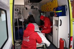 В Брянске в заторе на подъезде к облбольнице едва не умер пациент скорой помощи