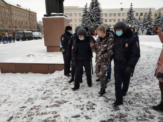 В Брянске на площади Ленина задержали парня без документов