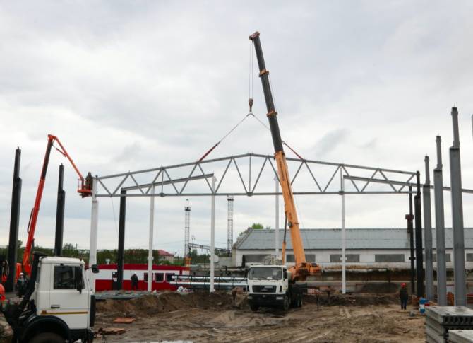 В Брянске два спорткомплекса с бассейнами продолжают строить