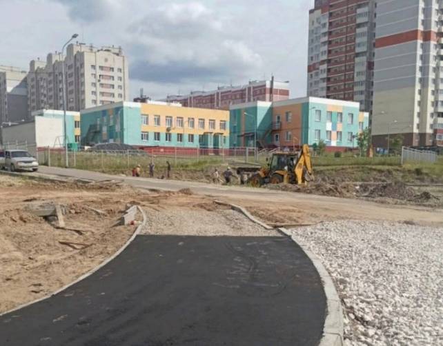 В Брянске обустраивают дорогу и тротуары к новой школе №72
