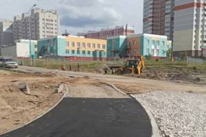 В Брянске обустраивают дорогу и тротуары к новой школе №72