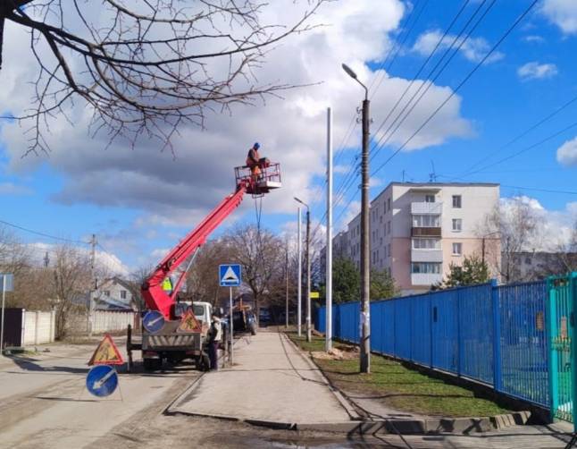 В Брянске монтируют освещение на улице Ермакова