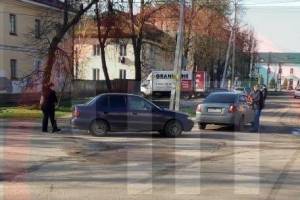В Брянске на улице Гвардейской столкнулись две легковушки