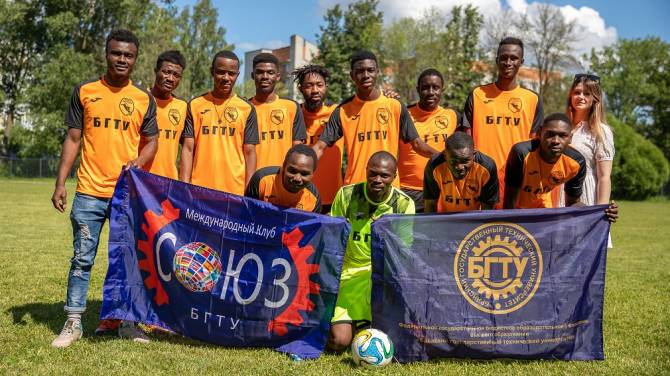 В Брянске футбольный турнир в честь Дня Африки выиграла «Черная пантера»