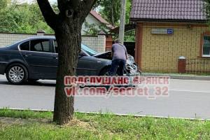 В Брянске на улице Дзержинского столкнулись две легковушки