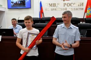 В Брянске 14-летнего подростка наградили за помощь в задержании грабителя