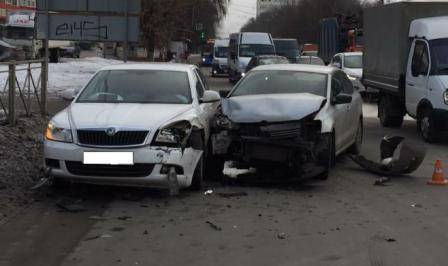 В Брянске не поделили дорогу две иномарки: ранен водитель