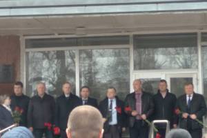 В Жуковке открыли мемориальную доску погибшему в ДТП главврачу