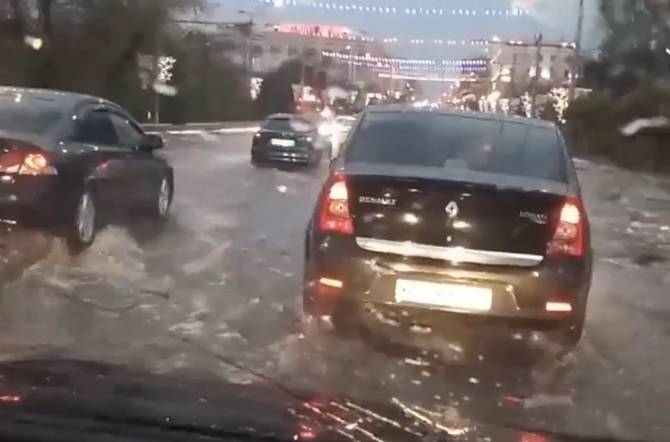 В Брянске из-за ливня затопило проспект Ленина