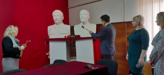 Брянские коммунисты возложили цветы к бюсту Сталина