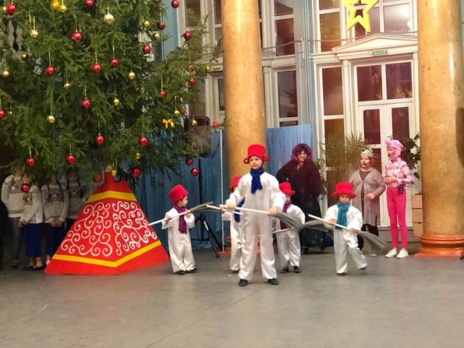 В Брянске детям-инвалидам подарили новогодний праздник