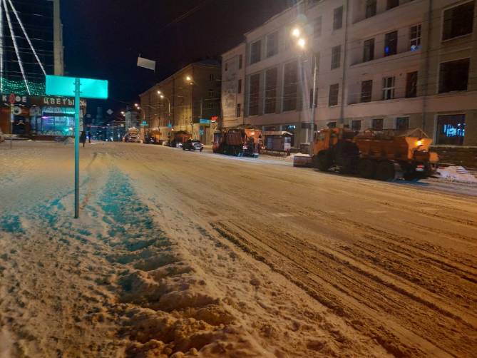 В Брянске дорожники провели ночной парад техники при уборке снега
