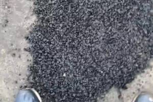 В брянском селе Овстуг сняли на видео «наноремонт» дороги