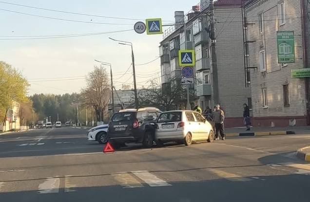 В Брянске на Новостройке столкнулись две легковушки