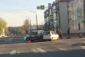 В Брянске на Новостройке столкнулись две легковушки