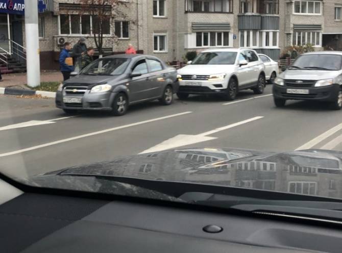 В Брянске возле школы №1 столкнулись две легковушки