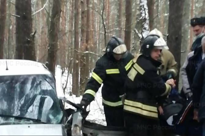 В страшном ДТП под Новозыбковом ранен 27-летний водитель