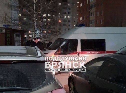 На улице Брянского фронта полиция оцепила двор многоэтажки