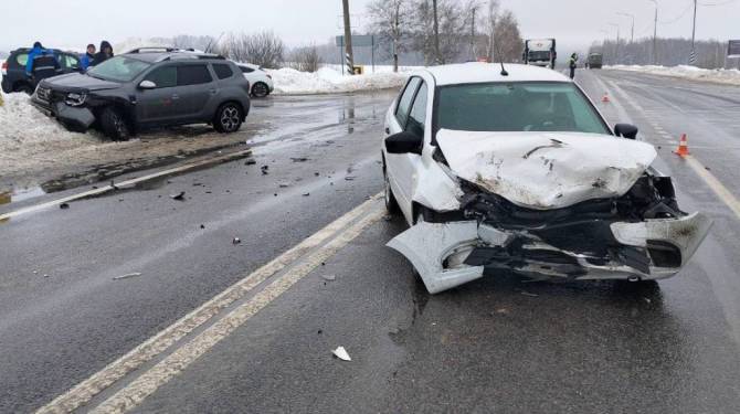 Младенец и 20-летний парень пострадали в ДТП на АЗС под Навлей