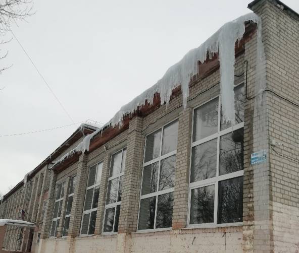 В брянском посёлке Чайковичи со школы №21 нависла смертельная опасность