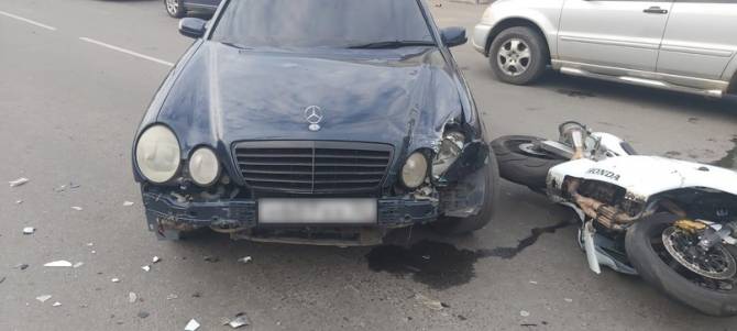 В Новозыбкове лихач на Mercedes разбил голову 25-летнему байкеру