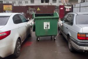 В Брянске привязали урну к припаркованным машинам