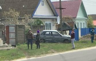 В Климовском районе автомобиль протаранил столб и едва не врезался в дом