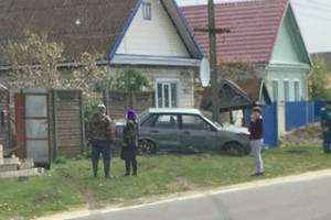 В Климовском районе автомобиль протаранил столб и едва не врезался в дом