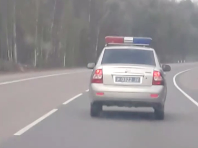 В Брянске сняли на видео превысивший скорость автомобиль ГИБДД