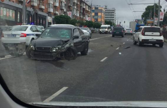 В центре Брянска при столкновении Toyota и Lexus пострадала 12-летняя девочка