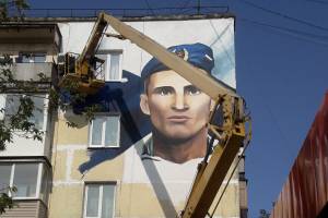 В Брянске появился огромный портрет Героя России Олега Ермакова